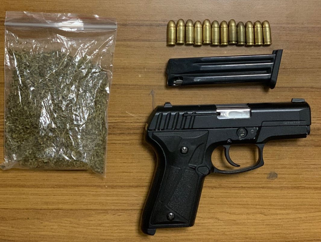 Şok uygulamalarda silah ve uyuşturucu ele geçirdi