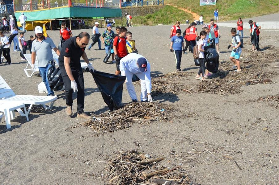 Temiz bir çevre için sahile indiler 1,5 ton çöp topladılar