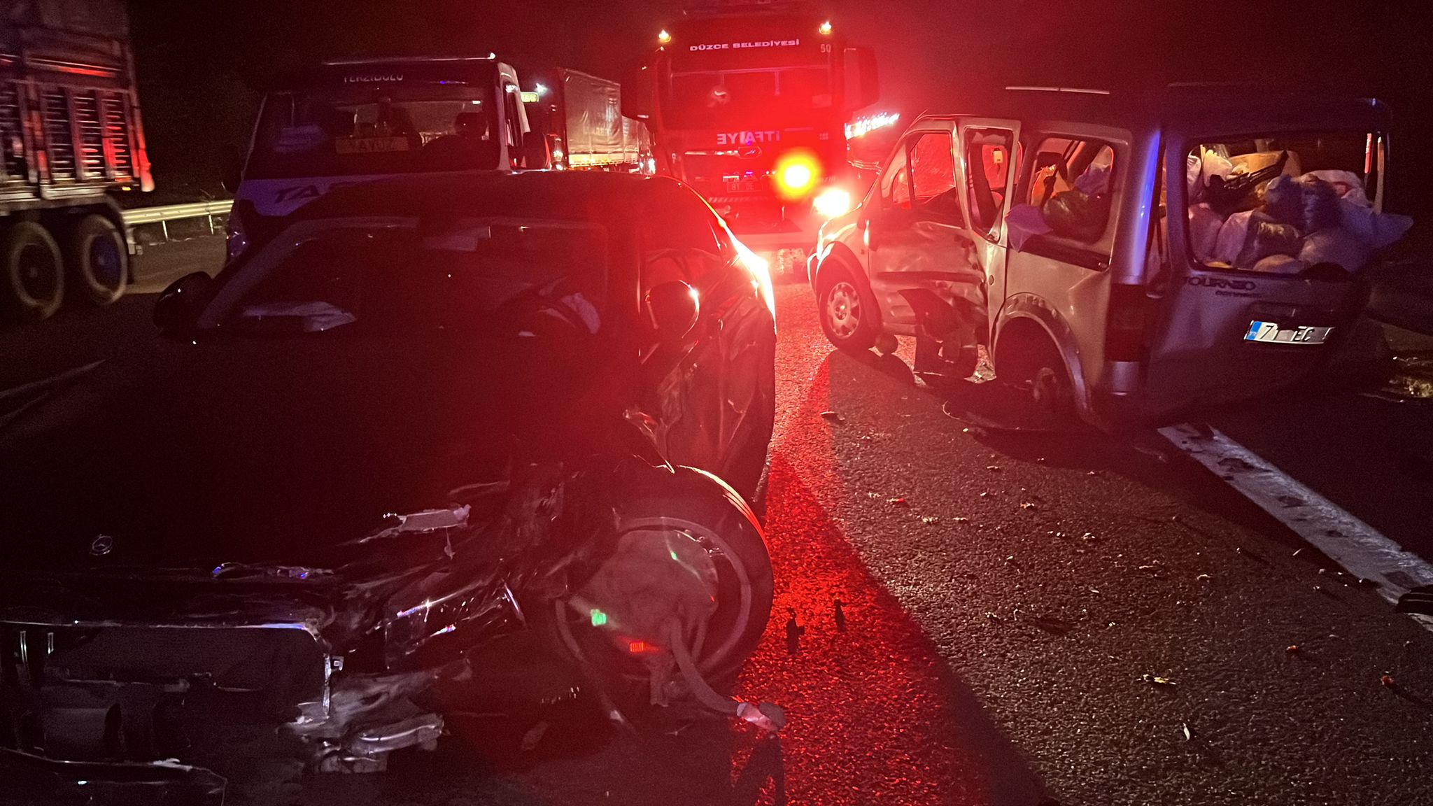 Zincirleme kazada 7 kişi burunları bile kanamadı