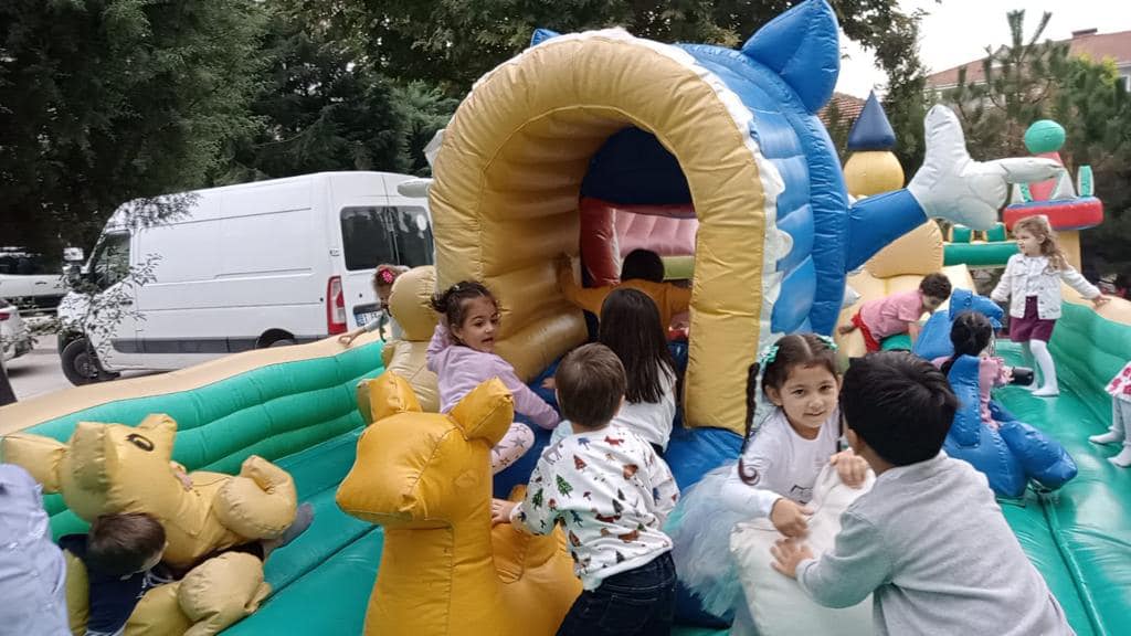 ÇOCUKLAR RENKLİ BİR YILA ‘MERHABA’ DEDİ