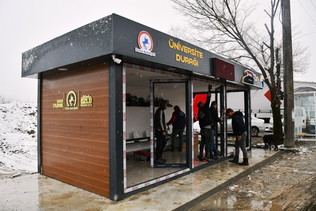 Hurda konteyner modern durak oldu