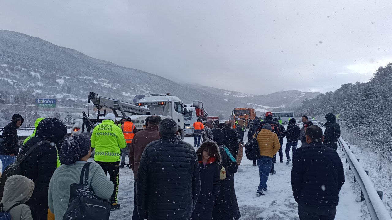 Otoyolda zincirleme kaza 6 araç birbirine girdi