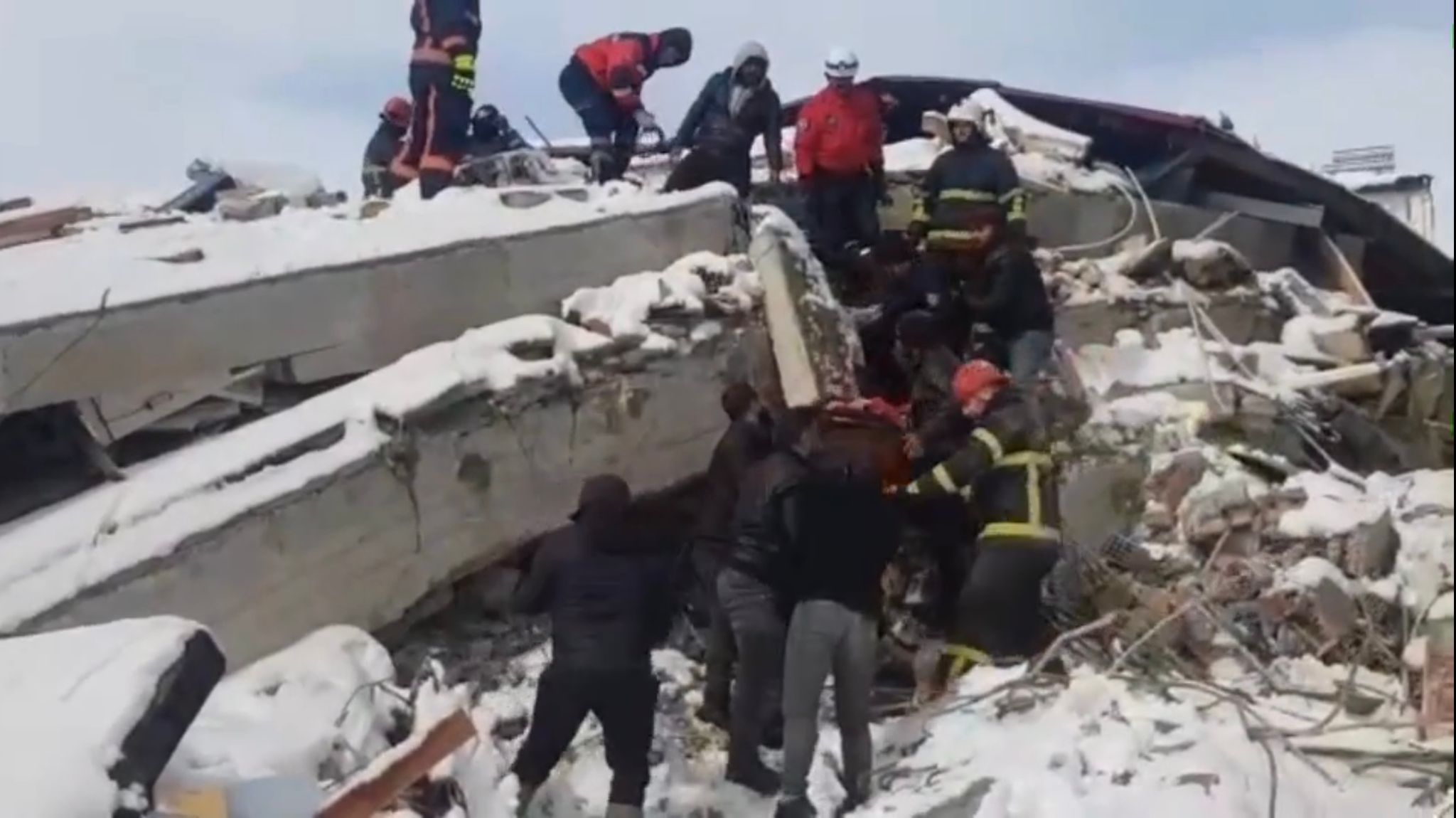 33 saat sonra yaralı vatandaşı enkazdan çıkardı