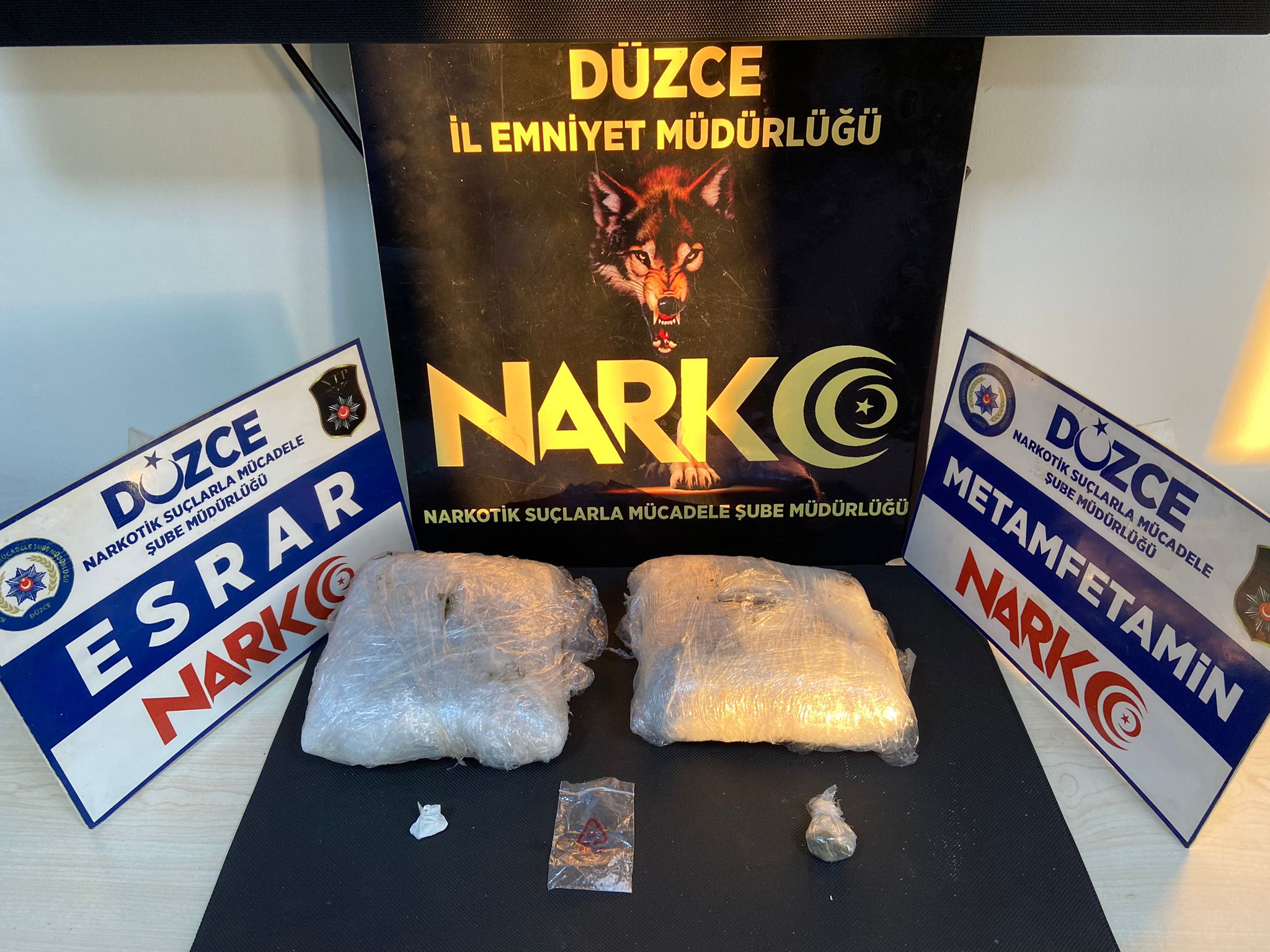 1 kilo 185 gram esrar ve Metamfetamin ele geçirildi