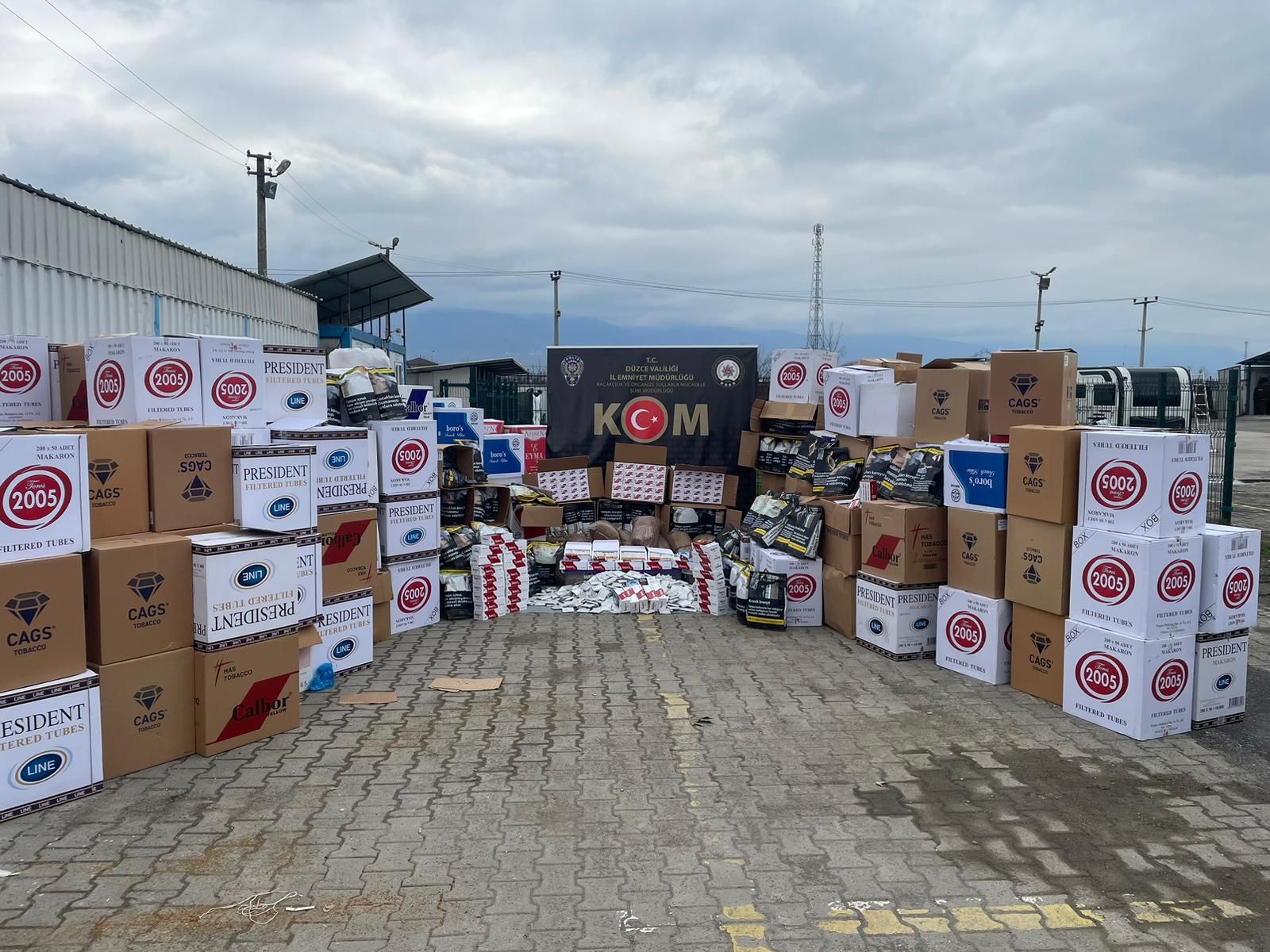 Bir kamyon dolusu kaçak malzeme ele geçirildi