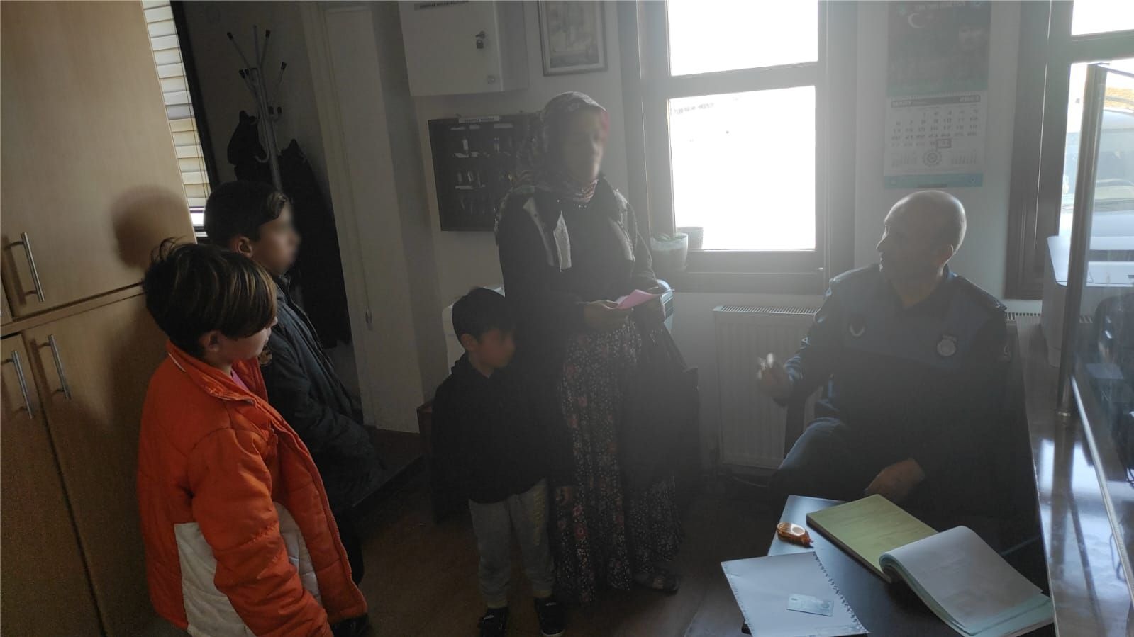 Vicdansız anne çocuklarını dinlendiriyor