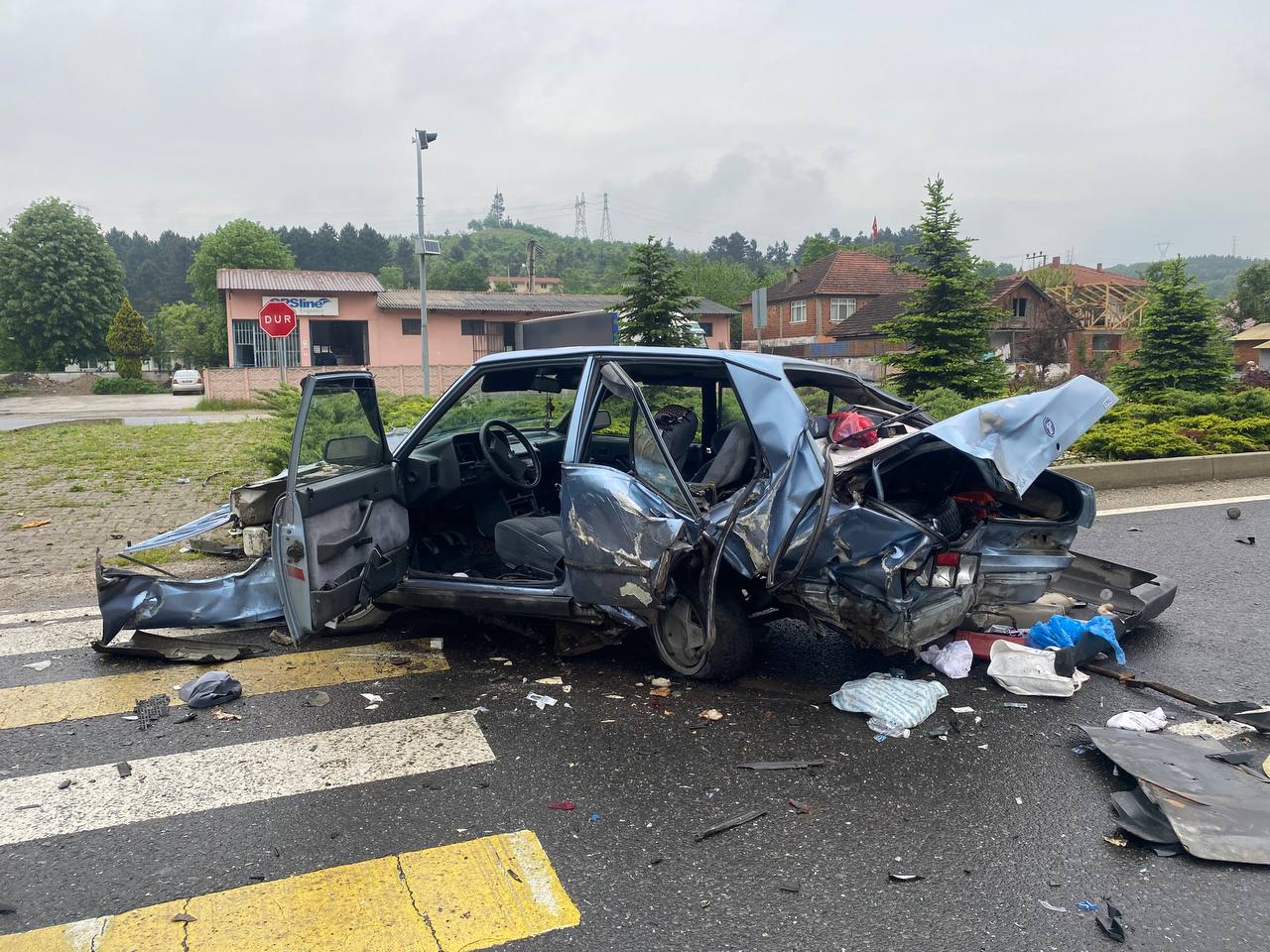 Feci kazada araç hurda yığınına döndü