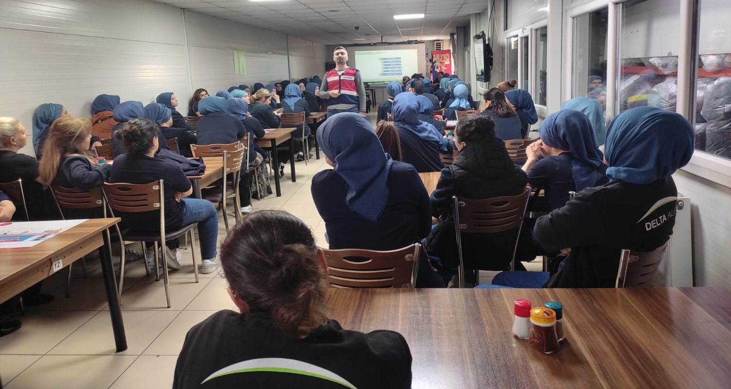 Jandarma’dan annelere UYUMA eğitimi