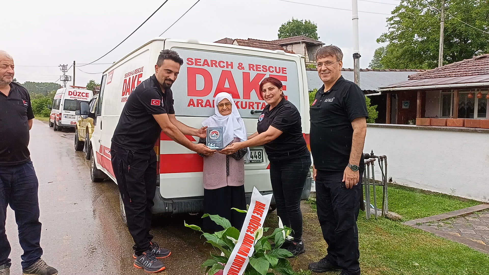 Depremi yaşayan Hidayet teyzeden örnek bağış