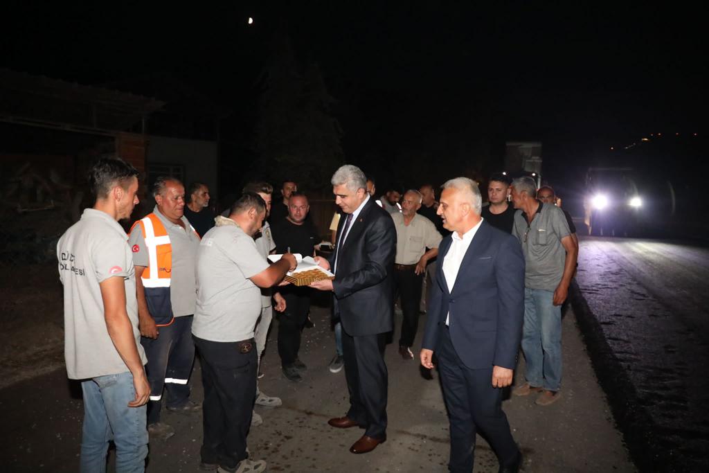 Vali Aslan asfalt ekibine tatlı ikram etti