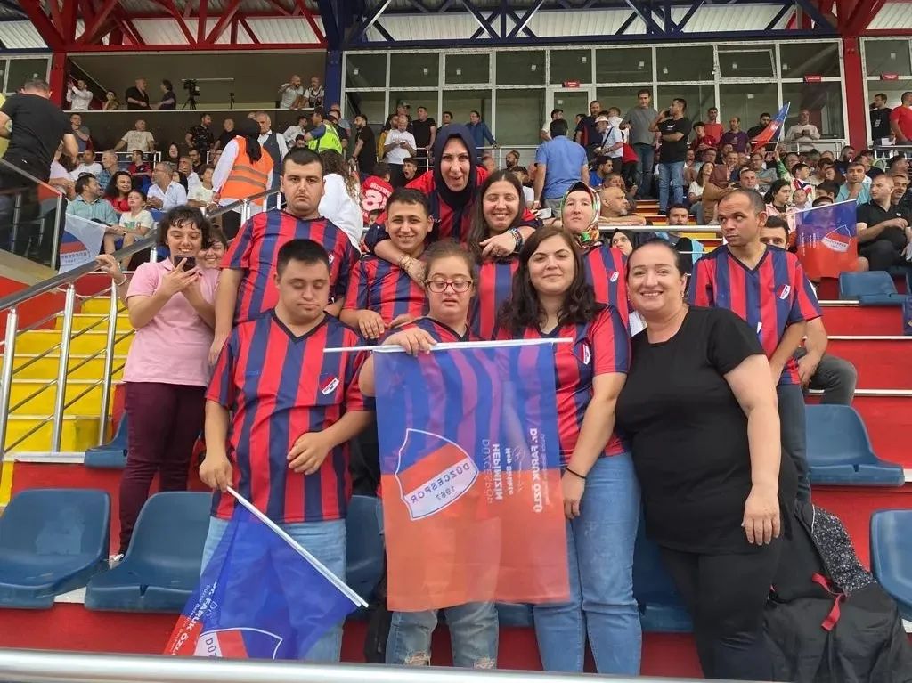 Kusursuz Kafenin Özel gençleri maçta