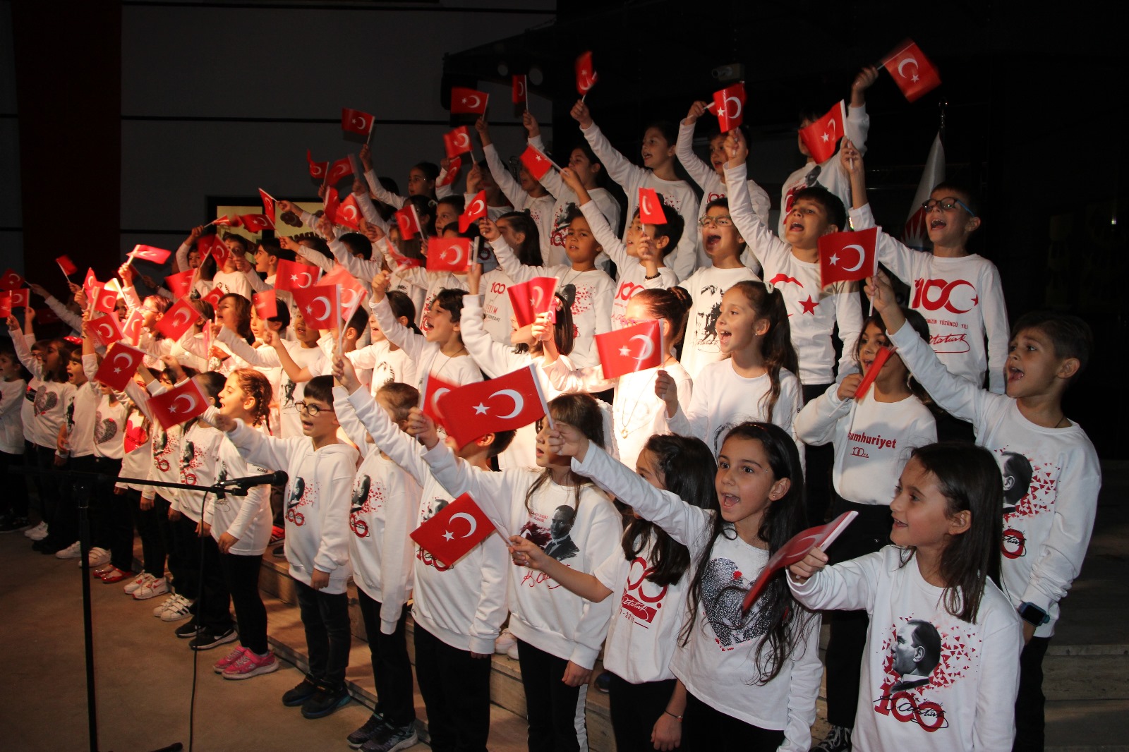 Bahçeşehir'de 100. yılı büyük bir coşku ile kutladı