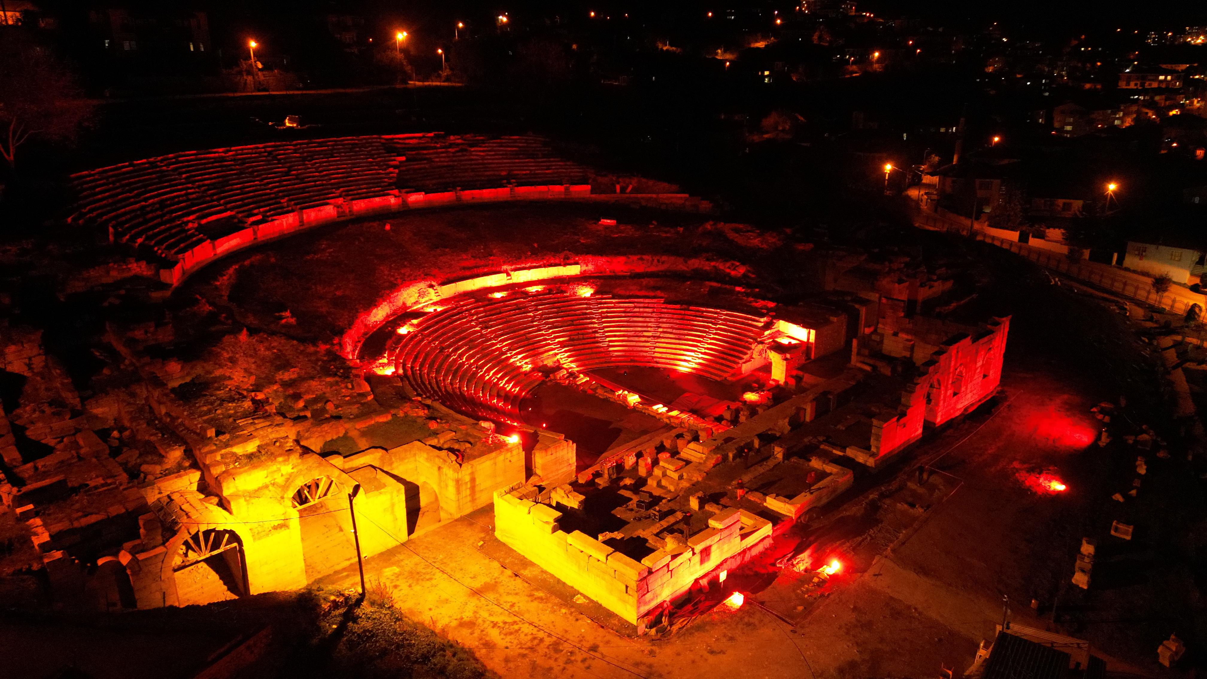 ANTİK KENT TURUNCUYA BÜRÜNDÜ