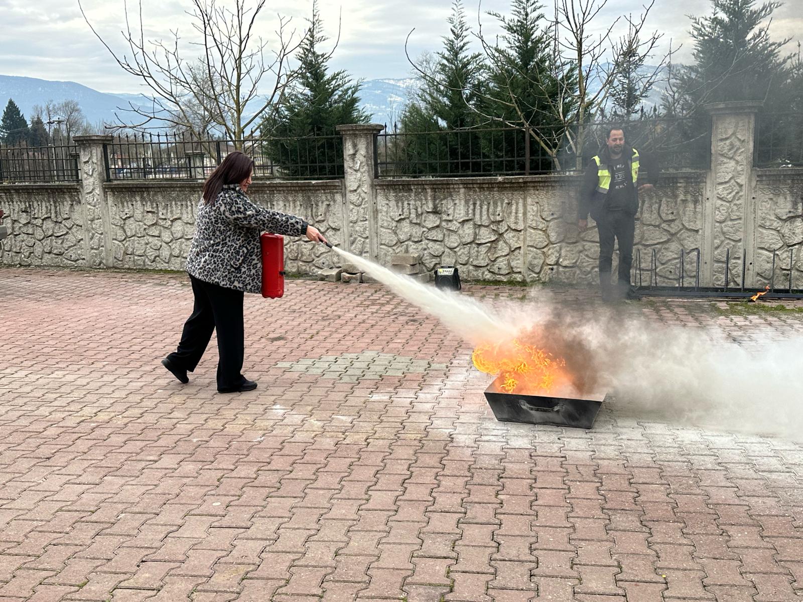 Yangın tüpü ile söndürme yaptılar