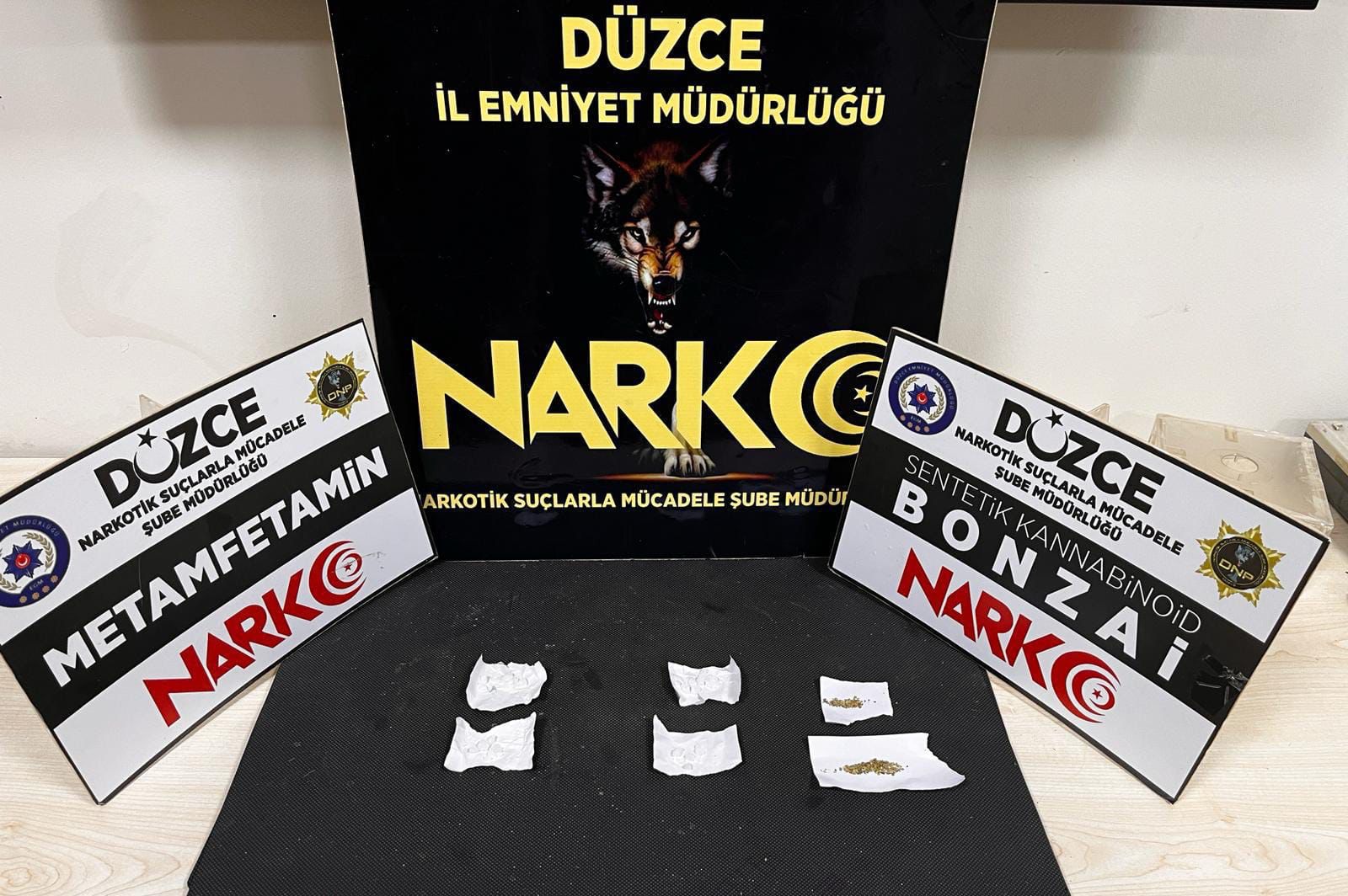 Uyuşturucu satıcısı enseledi