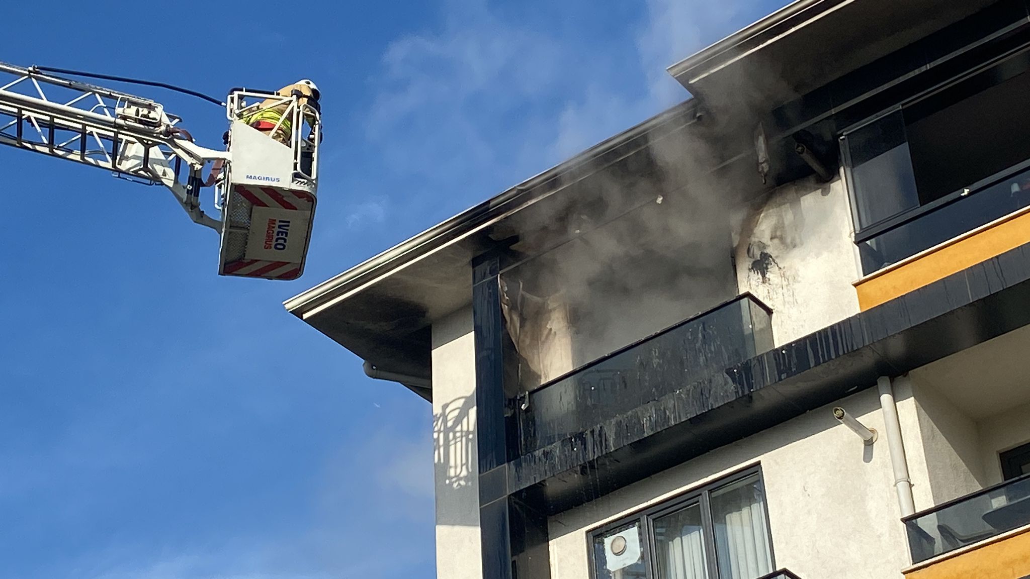 5 Katlı apartmanın en üst katında yangın çıktı