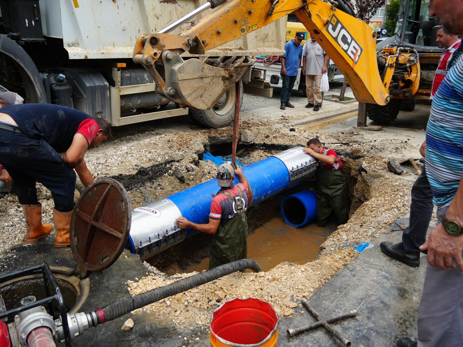 Düzce Belediyesi patlayan su borusuna anında müdahale