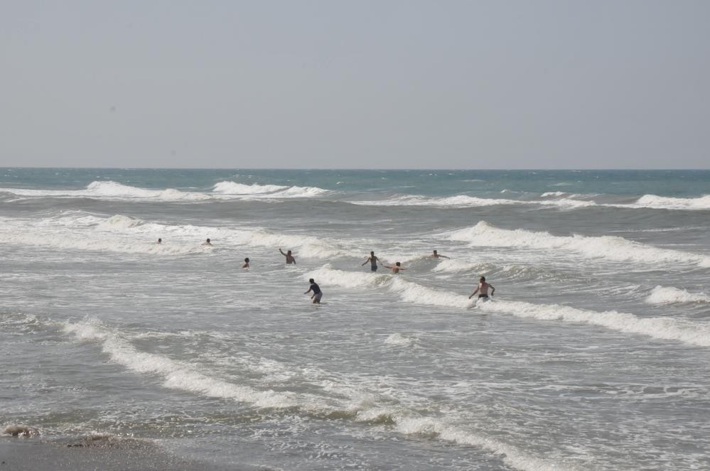 Akçakoca’da belirlenen yerler hariç denize girmek yasak