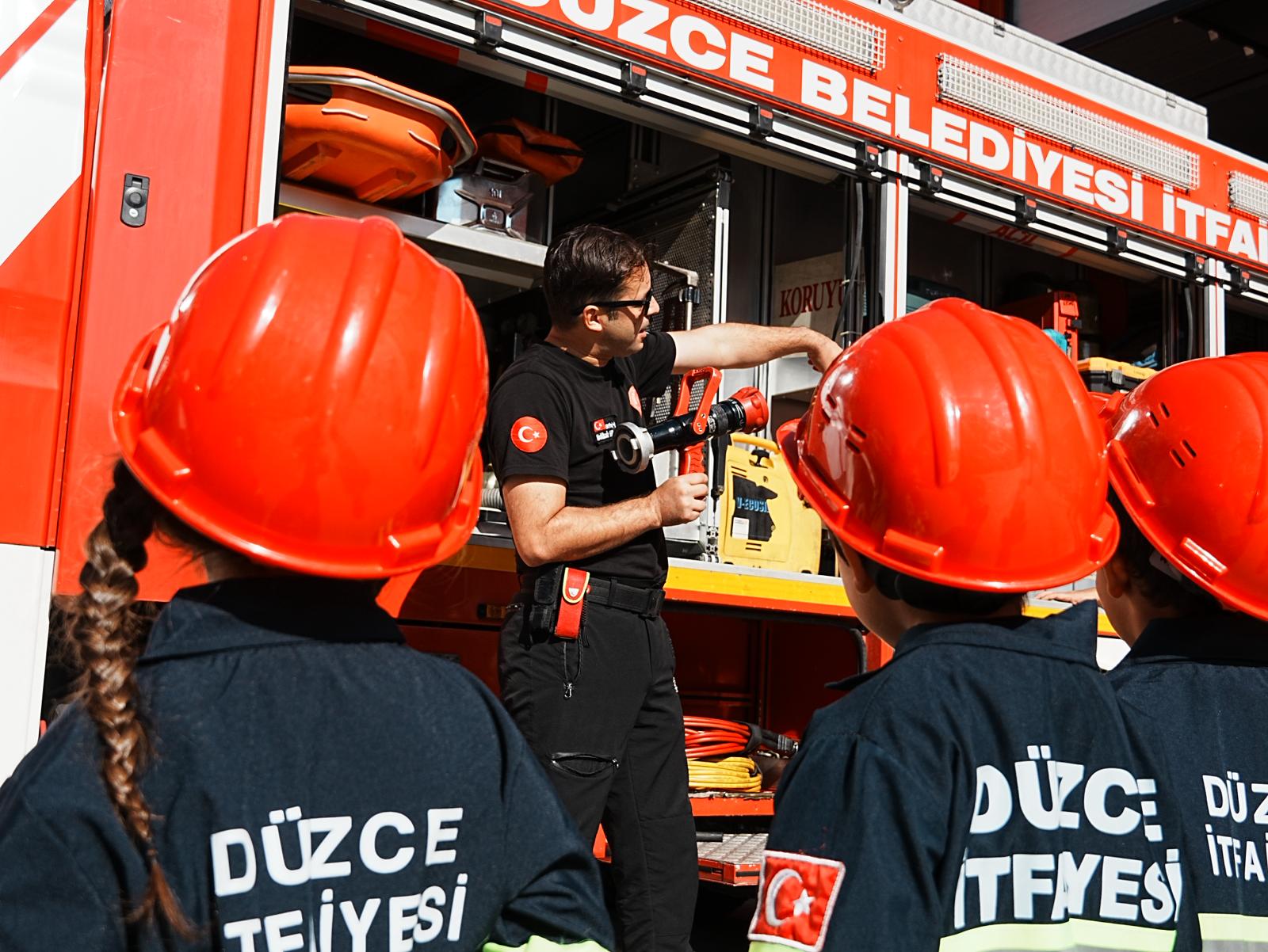 Düzce itfaiyesi 744 öğrenciyi ağırladı