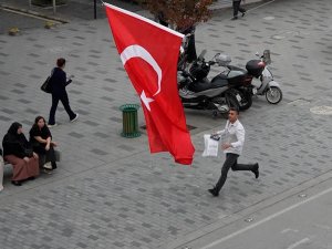 Bayrak düşmeden eller uzandı, gözler doldu