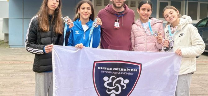 Düzceli yüzücüler madalya ile döndü
