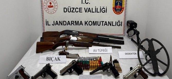 Evde yapılan aramada ruhsatsız silah ve tüfek ele geçirildi