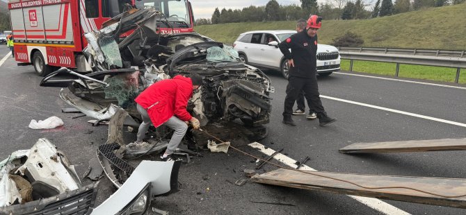 TEM'de otomobil tıra çarptı: 1 ölü, 1 yaralı