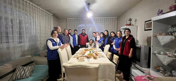 Gençler mutfağa girdi iftar için sofra kurdu