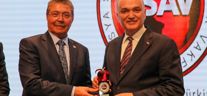 Başkan Özlü’ye ‘Kızıl Elma’ Ödülü