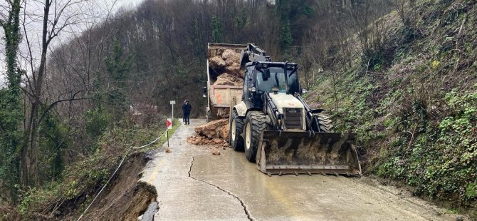Aşırı yağışlar heyelana neden oldu yol çatladı
