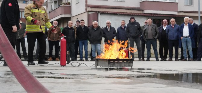 Şoförler yangın tüpü ile yangını söndürdü