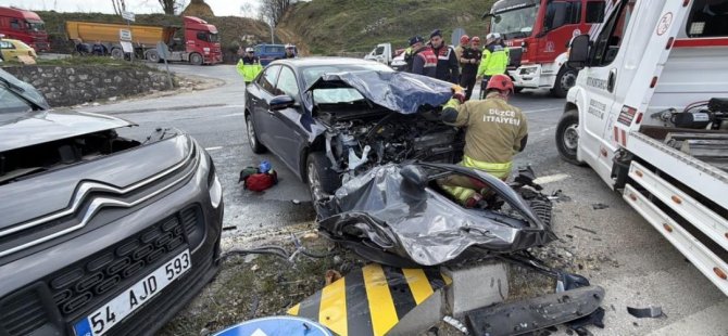 Araçlarda sıkışan sürücüleri itfaiye kurtardı