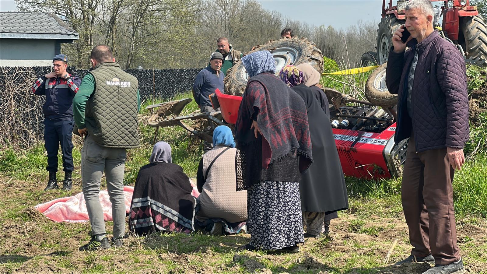 Devrilen traktörün altında kaldı