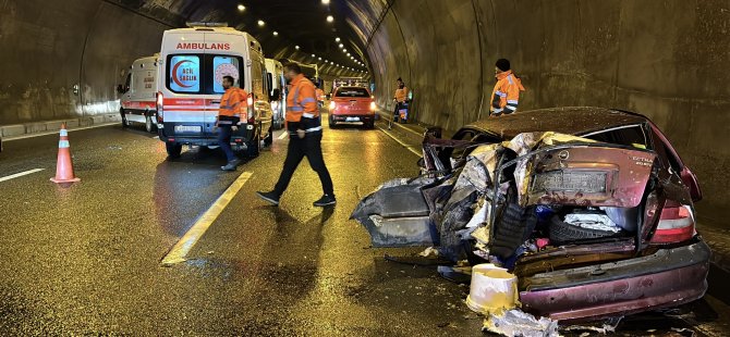 Bolu Dağı Tüneli'nde tırla çarpışan otomobil hurdaya döndü: 5 yaralı