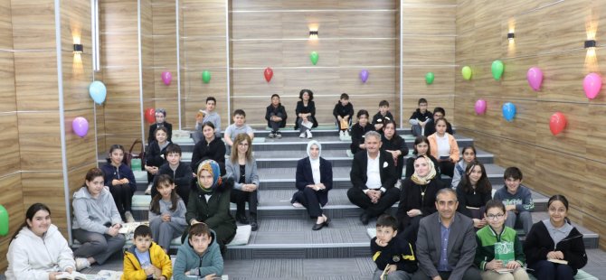 Kaymakam ve Başkan çocuklarla kitap okudu