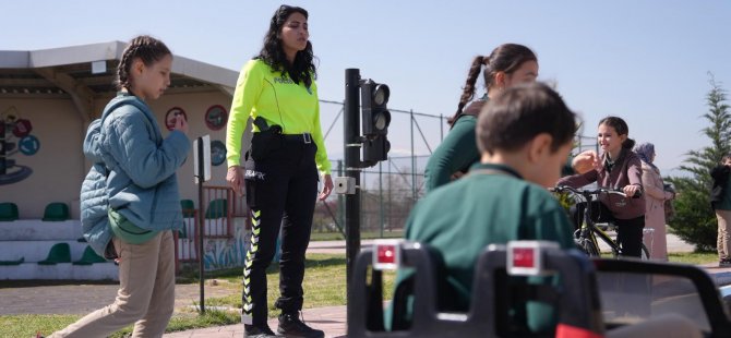 Düzce’de öğrenciler trafik kurallarını yaşayarak öğreniyor