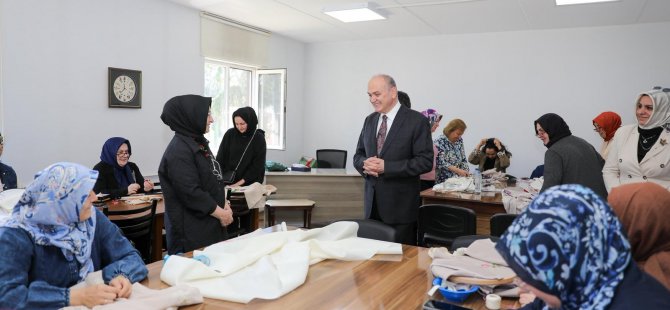 Kadınlar hem meslek öğreniyor hem de hoşça vakit geçiriyor