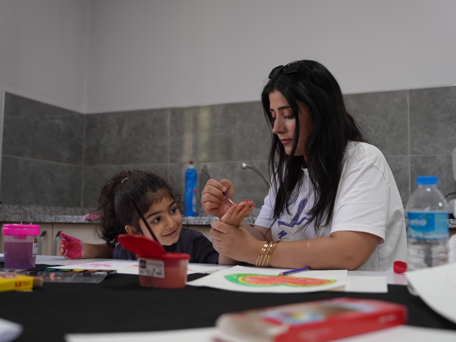 Anne ve çocukları karakalem tezhip çalışması yaptı