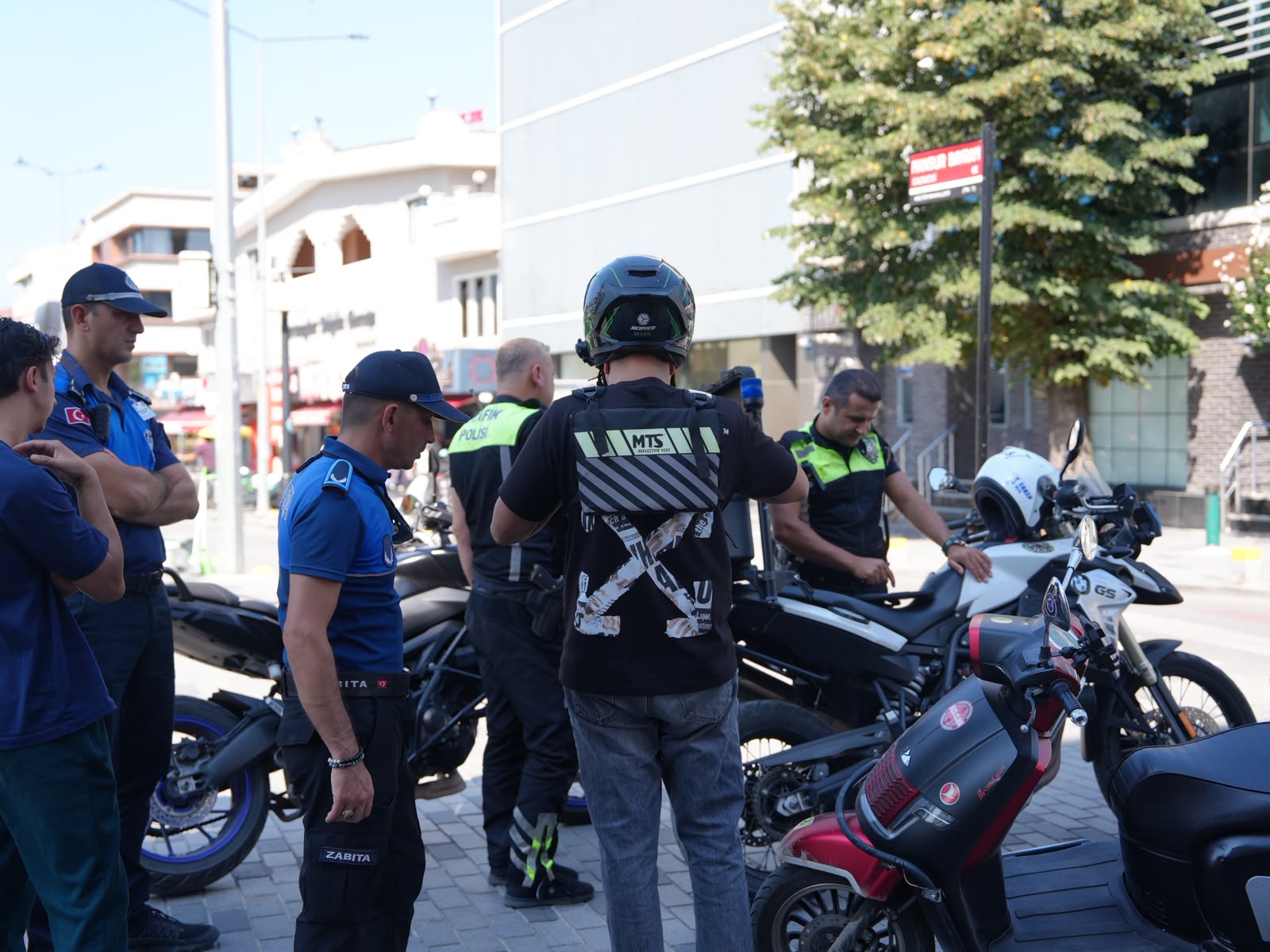 Yaya yoluna motorla girdiler, cezayı yediler