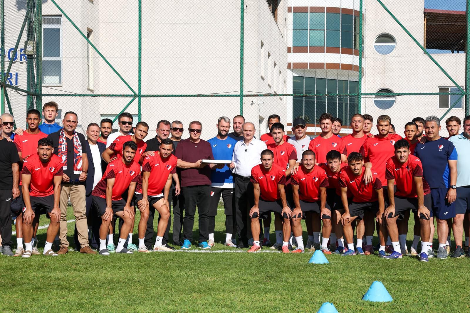 Özlü’den Düzcespor’lu futbolculara moral verdi