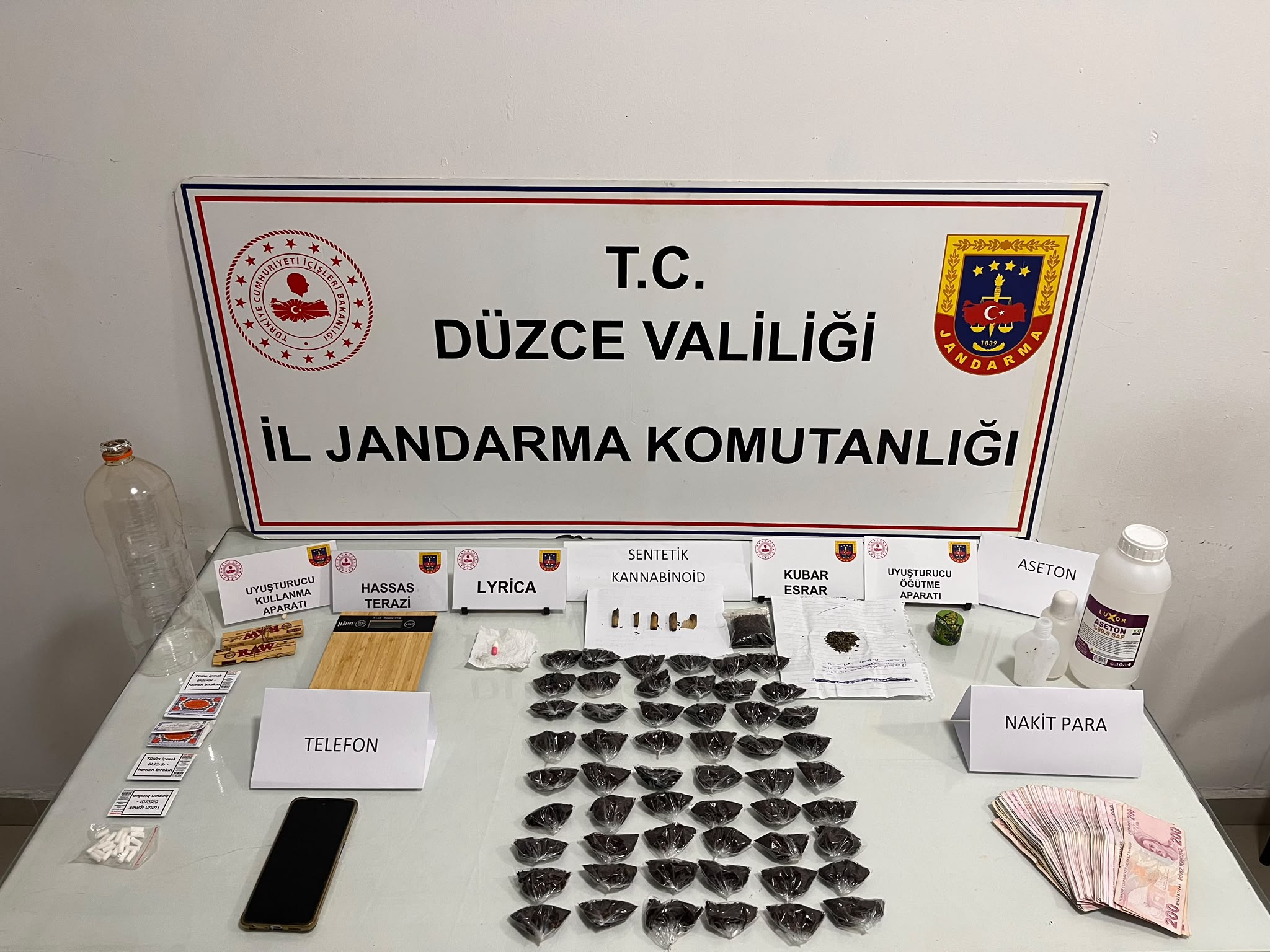Çilimli’de Jandarma Operasyonu: Uyuşturucu Ele Geçirildi