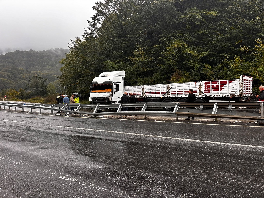 Düzce D655 karayolunda makaslayan tır yolu trafiğe kapattı