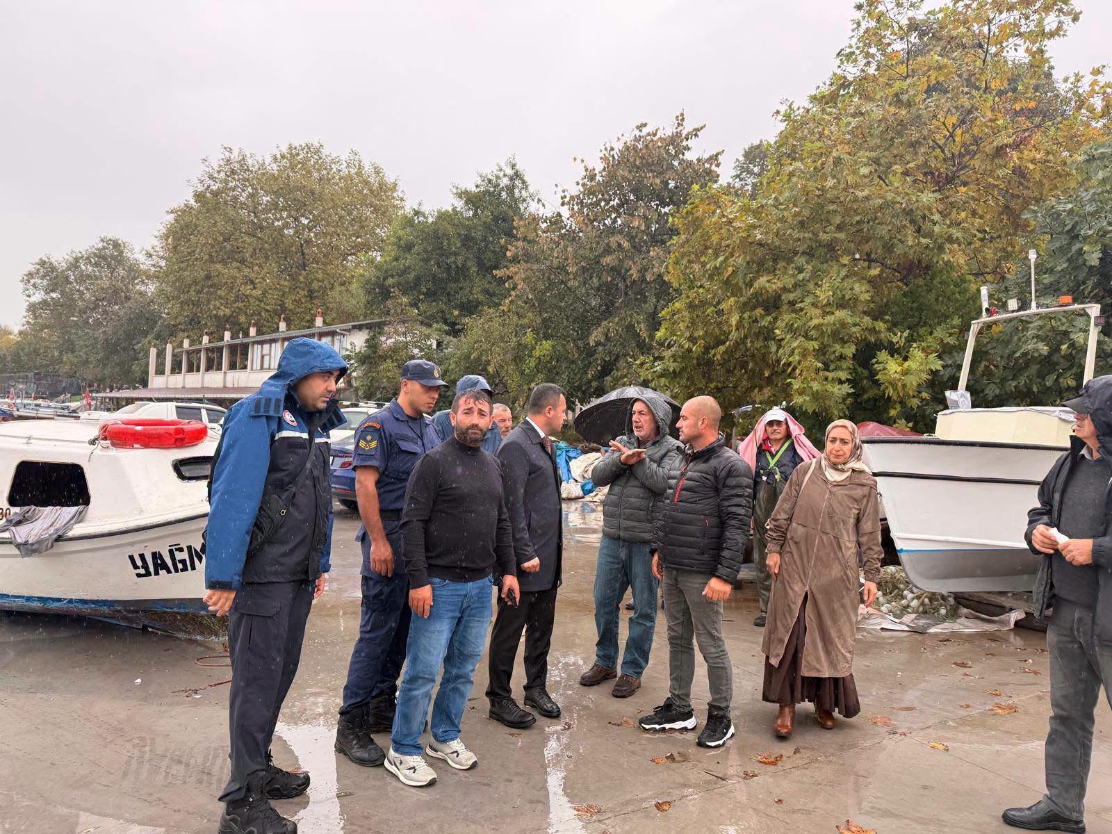Fırtına sonrası balıkçı barınağında hasar incelemesi