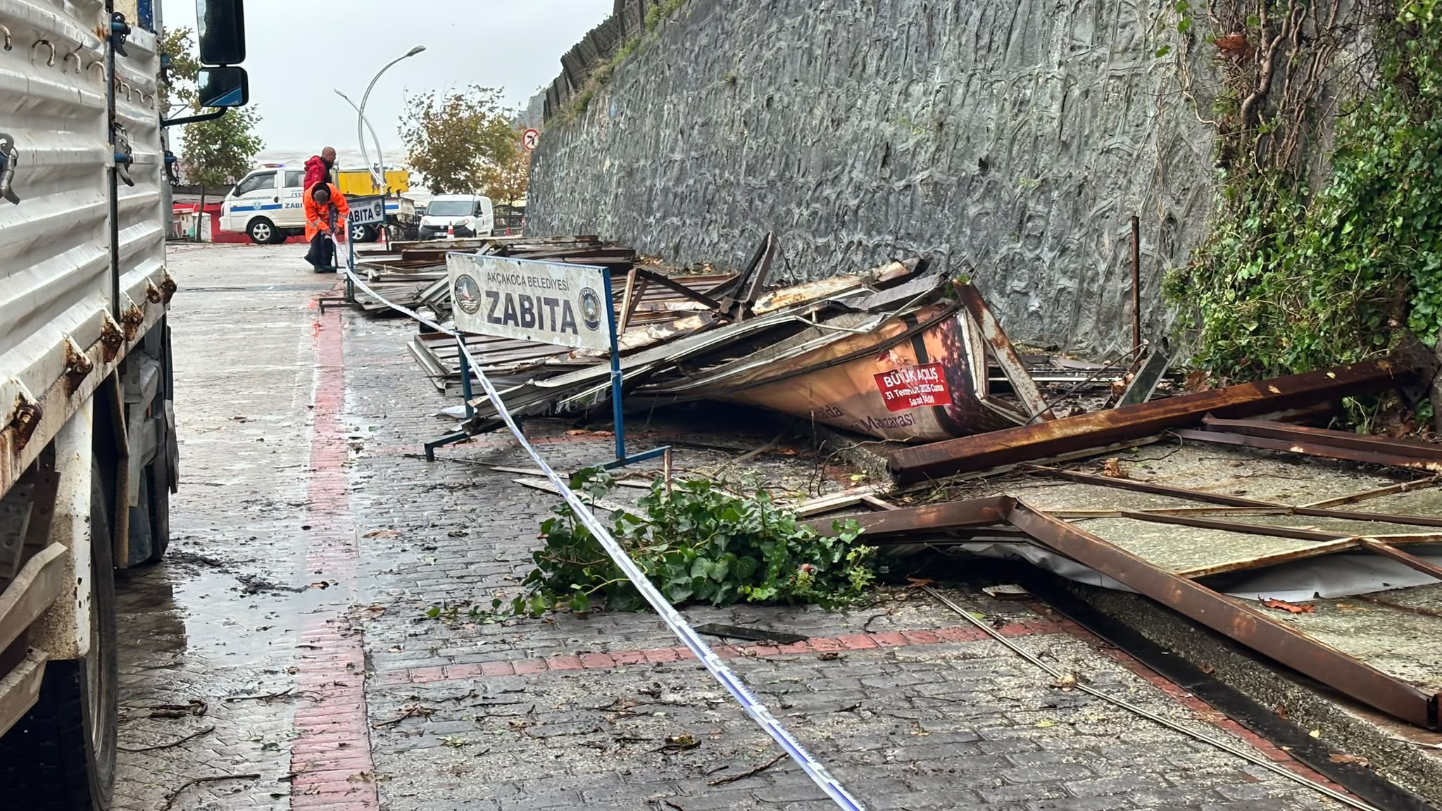 Rüzgar açık hava reklam tabelalarını yerle bir etti