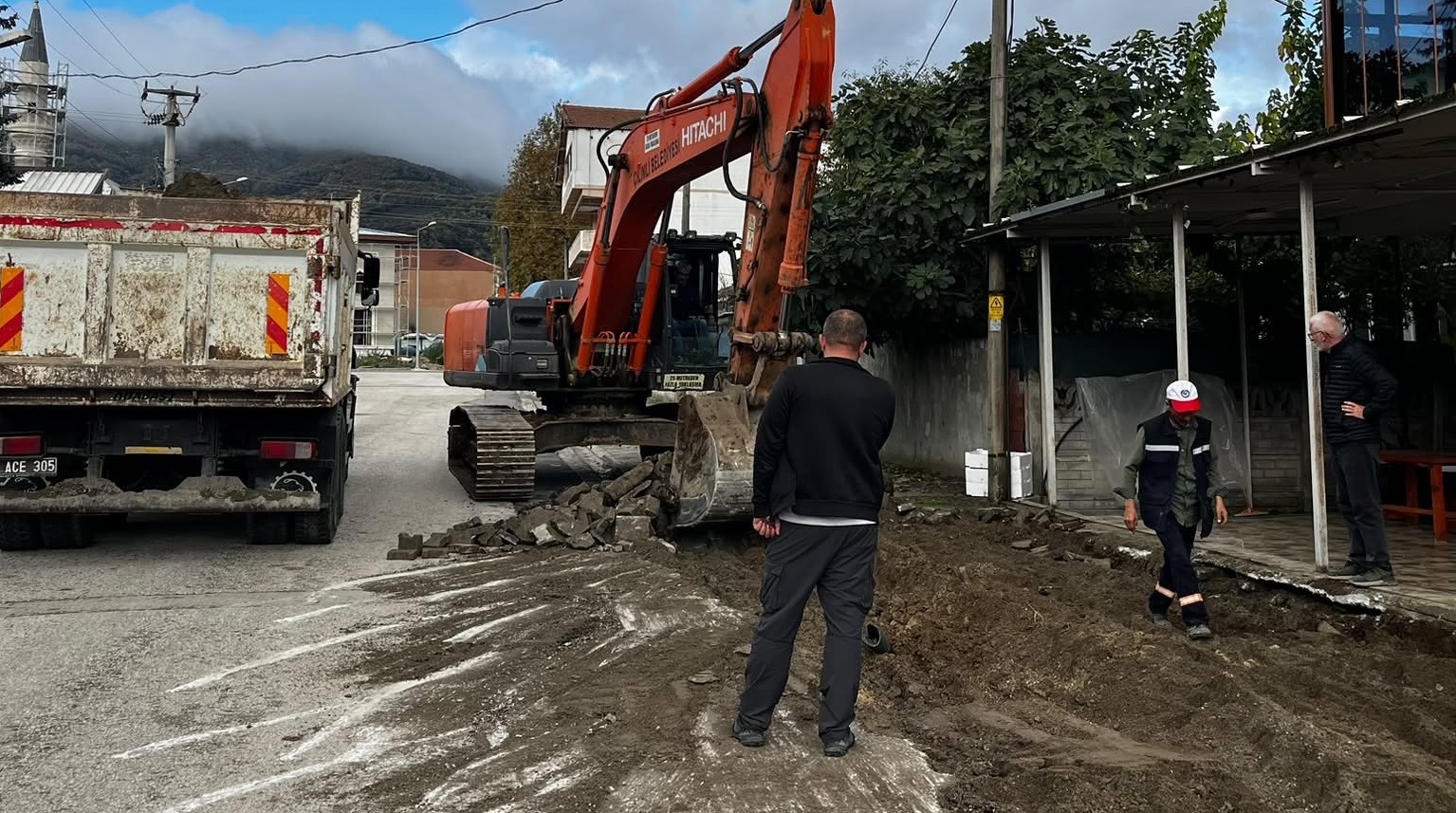 Çilimli’de kaldırımlar yenileniyor