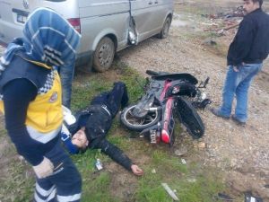Minibüsle Çarpışan Motosikletli Genç Yaralandı