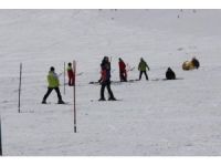 Görme Engelliler Kayak Korkusunu 1 Saatte Yendi
