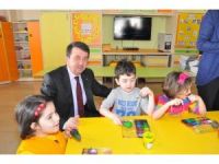 Nazilli’de Minik Öğrencilere Boyama Ve Yap Boz Kitapçıkları Dağıtıldı