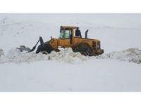 Karları Aşarak Arızaya Müdahale Ediyorlar