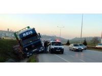 Parke Taş Yüklü Tır Yan Yattı